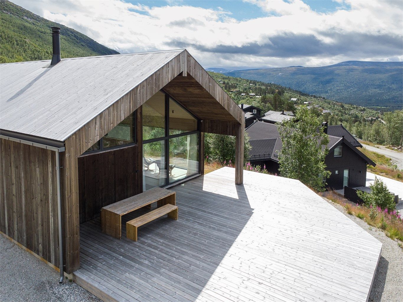Utsikt fra terrassen mot fjellandskapet.