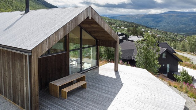 Utsikt fra terrassen mot fjellandskapet.