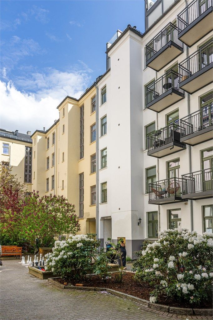 Bakgården er et sosialt samlingspunkt for beboerne.