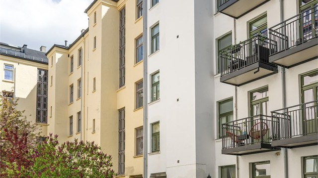 Bakgården er et sosialt samlingspunkt for beboerne.