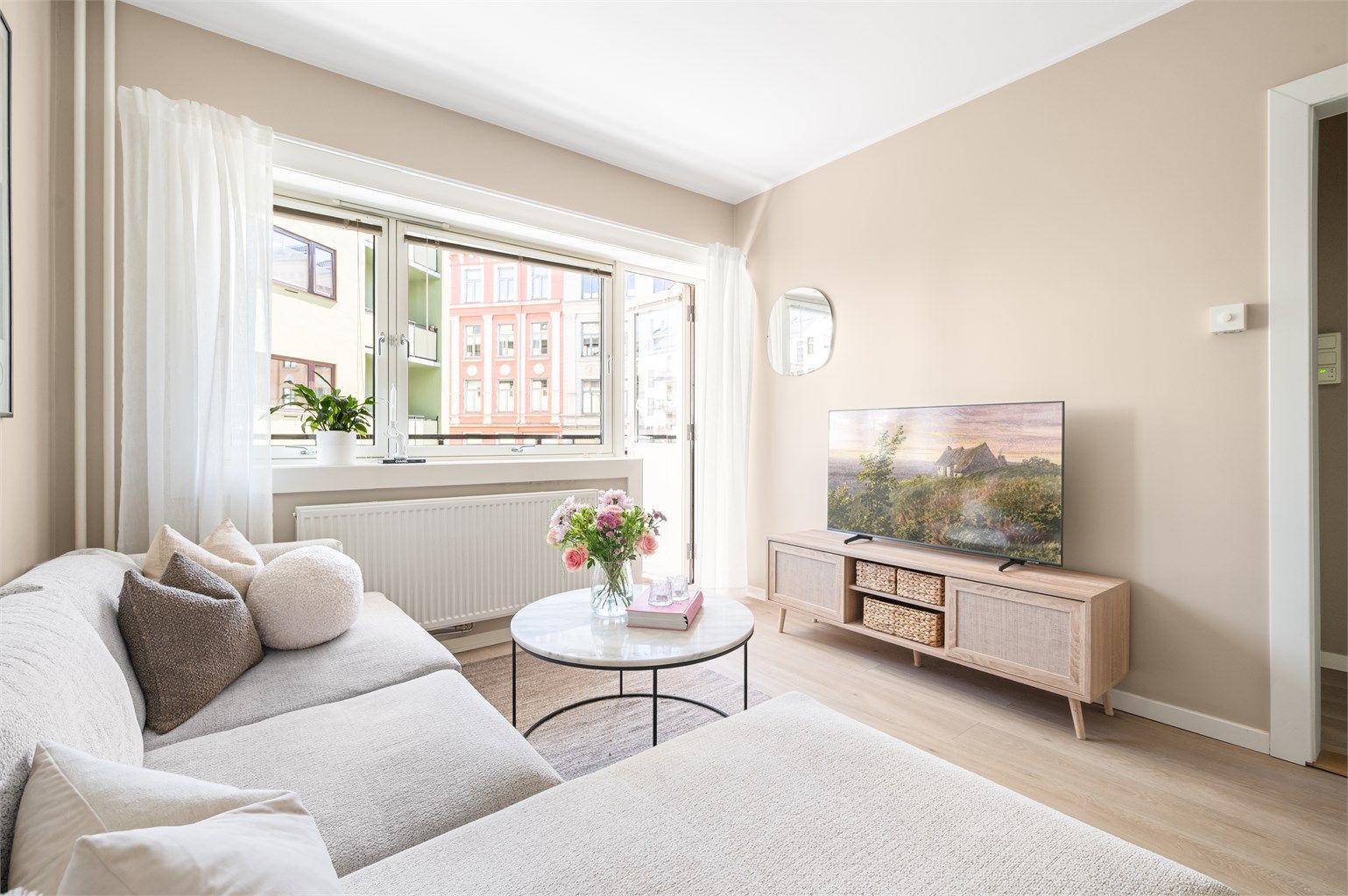 Stuen har god plass til både sofagruppe og TV-møblement.