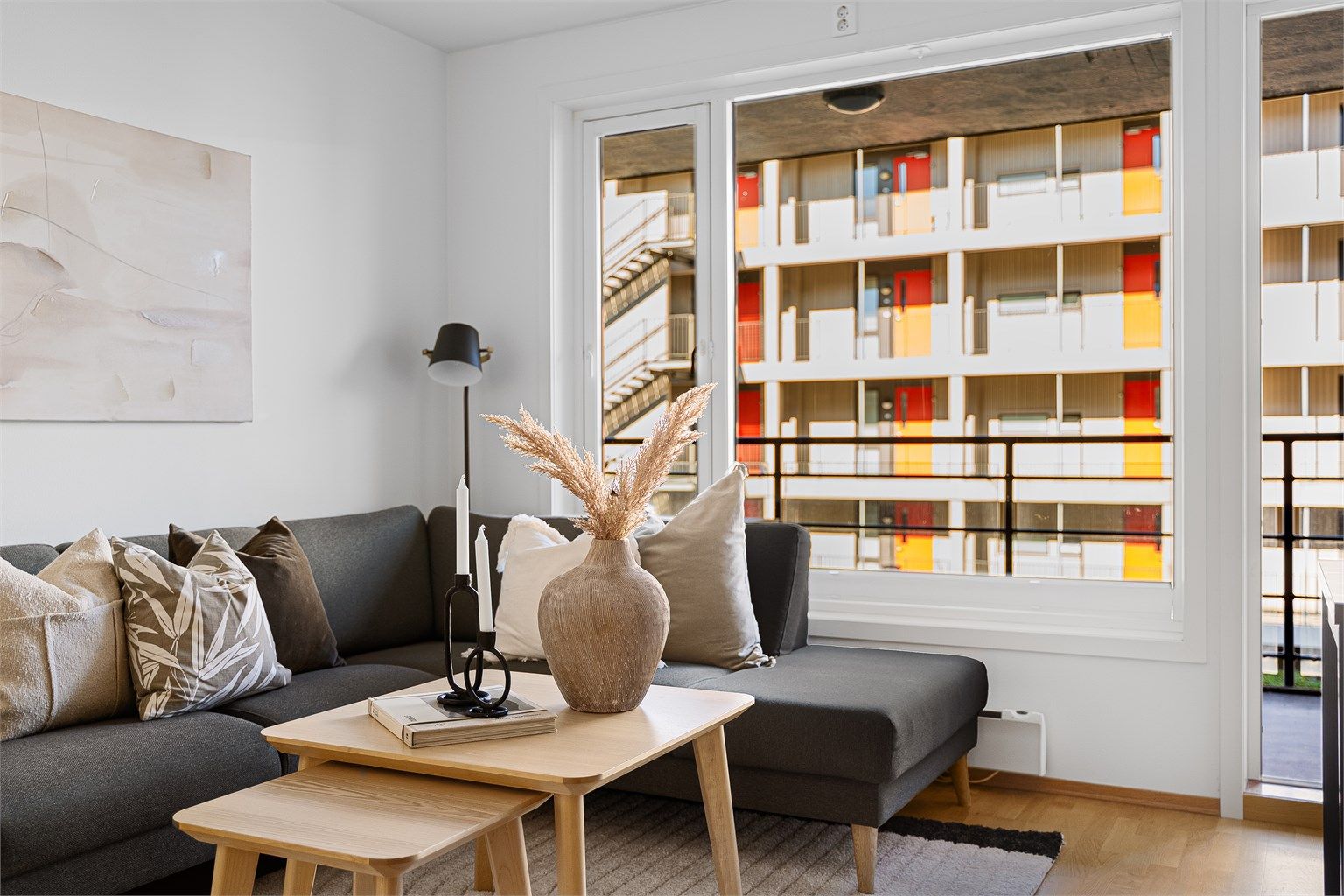 Lys og luftig stue med store vindusflater.