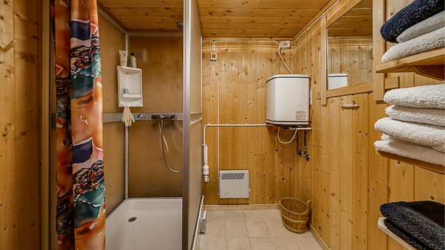 Videre er her bad som er utstyrt med dusjkabinett og varmtvannsbereder