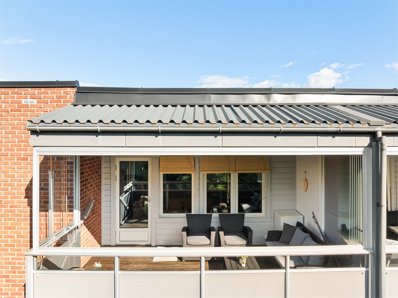 Glass som enkelt kan skyves frem/tilbake utvider balkongens bruksmuligheter betydelig.