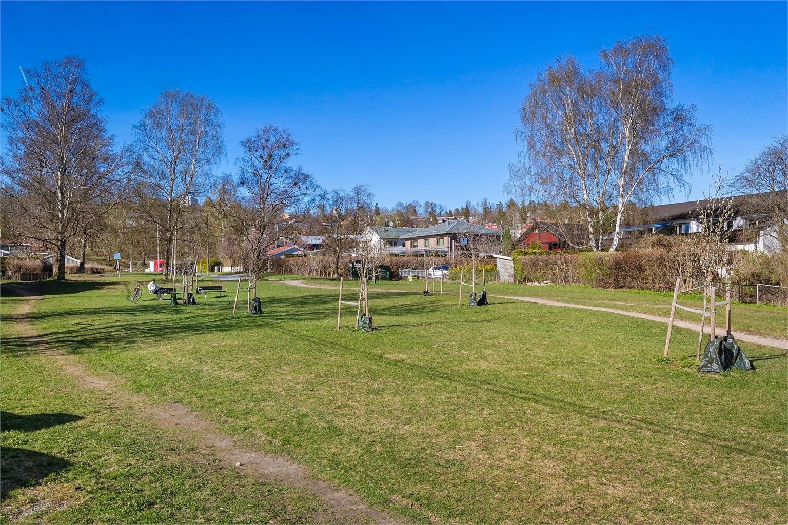 Damefallet balløkke ligger som en nær nabo og er et flott samlingspunkt for lek og aktivitet.