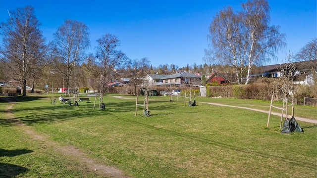 Damefallet balløkke ligger som en nær nabo og er et flott samlingspunkt for lek og aktivitet.