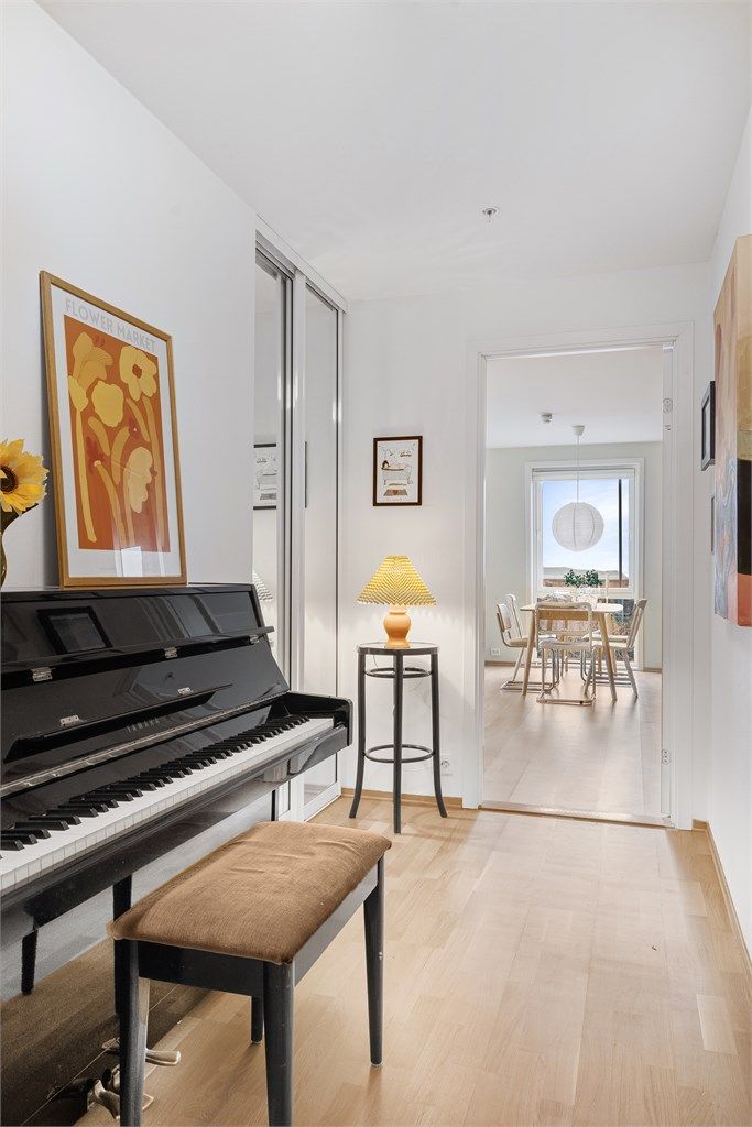 
Romslig entré hvor det er god plass til å henge av yttertøy. Det er også skyvedørsgarderobe med speilfronter. 