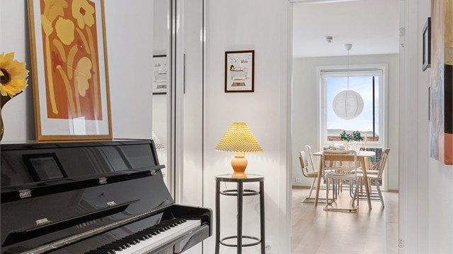 Romslig entré hvor det er god plass til å henge av yttertøy. Det er også skyvedørsgarderobe med speilfronter.