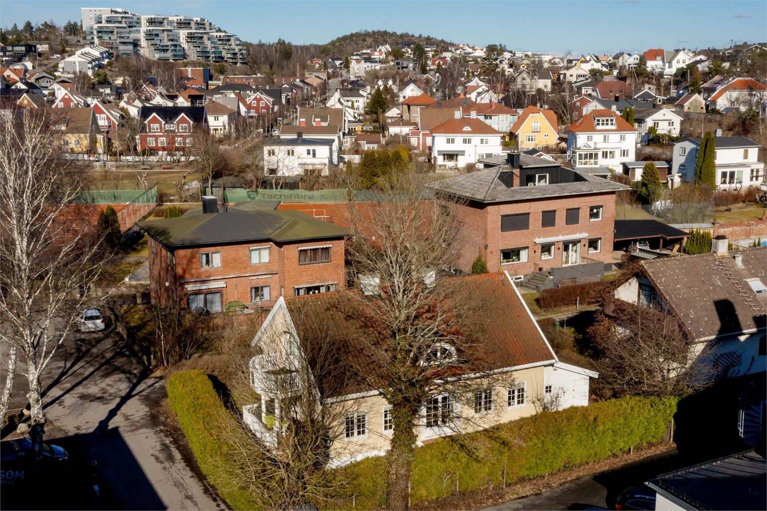 Boligen er oppført i blant annet thermomur og har en strengt symmetrisk, pusset fasade ispedd karakteristiske søyler og arker.