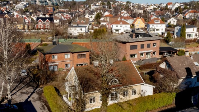 Boligen er oppført i blant annet thermomur og har en strengt symmetrisk, pusset fasade ispedd karakteristiske søyler og arker.