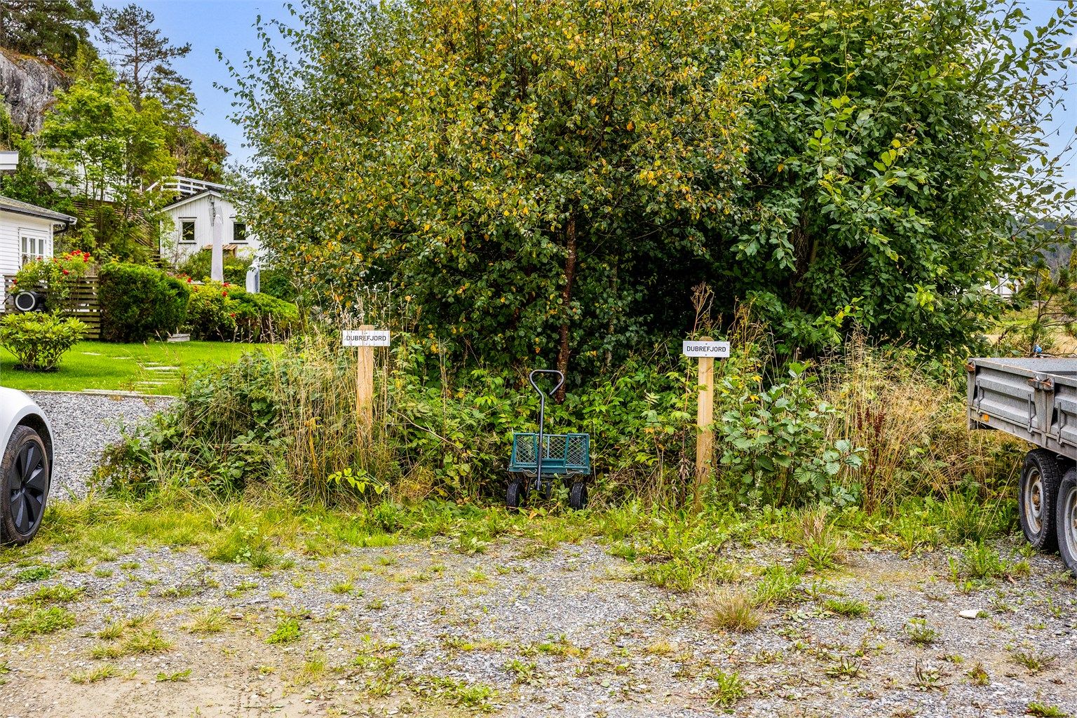 Parkering på felles parkeringsplass rett ved hytta.