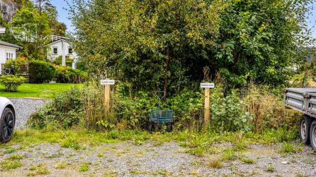 Parkering på felles parkeringsplass rett ved hytta.