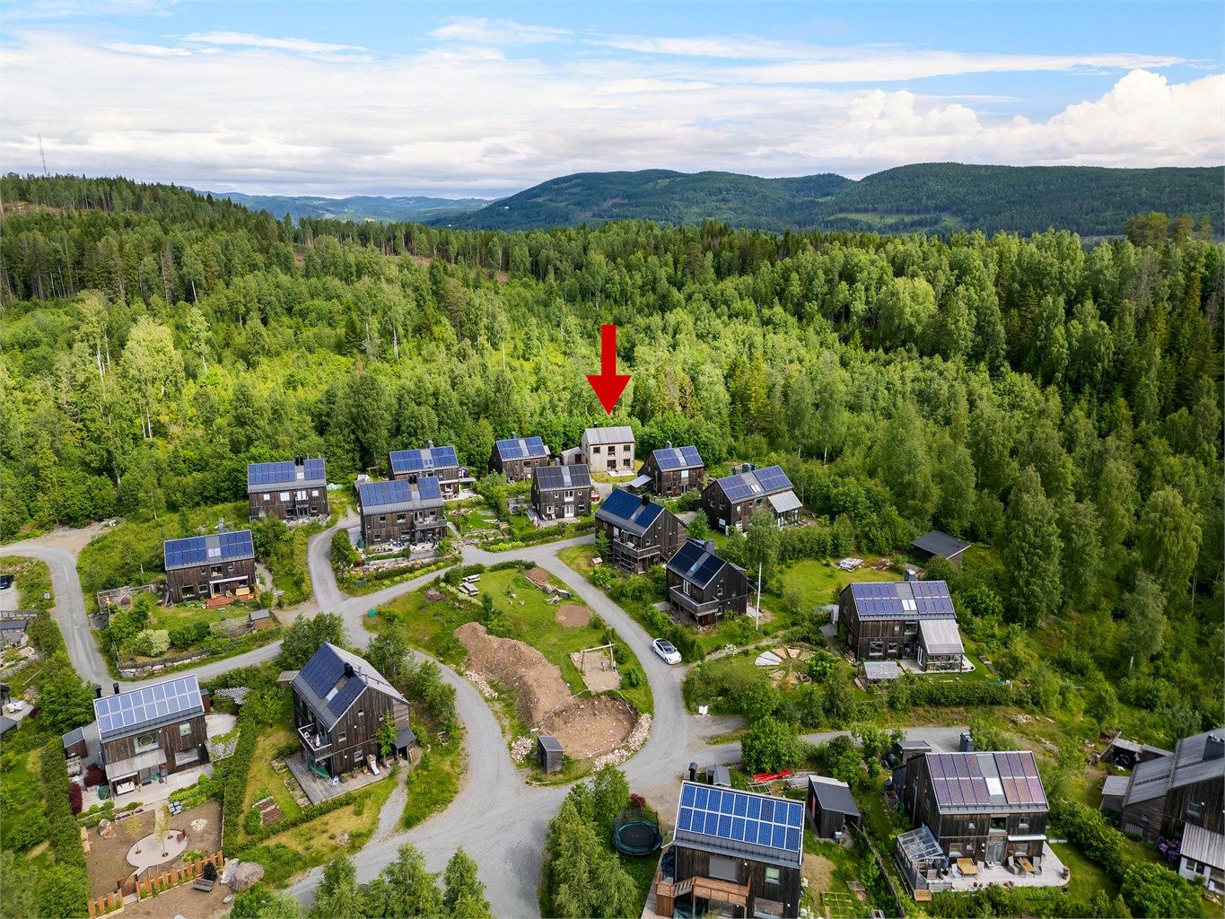 Boligen har en god beliggenhet innerst i Økolandsbyen med skogen tett på.