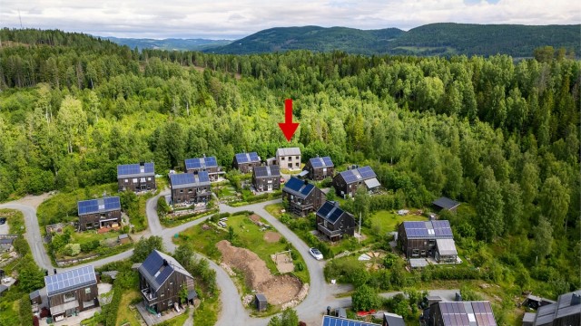 Boligen har en god beliggenhet innerst i Økolandsbyen med skogen tett på.