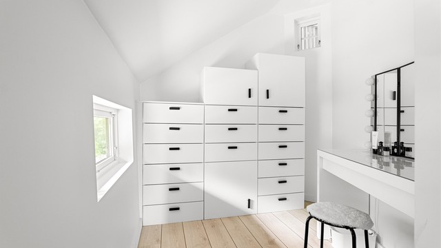 Tilbaketrukken del av mellomgangen, med rom for oppbevaringsløsninger og sminkebord.