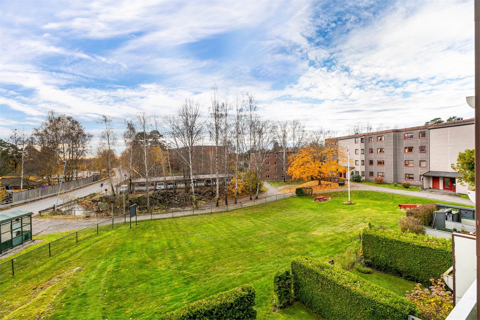 Utsyn til skogholt og borettslagets grønne fellesarealer sees både innendørs og ute på verandaen.