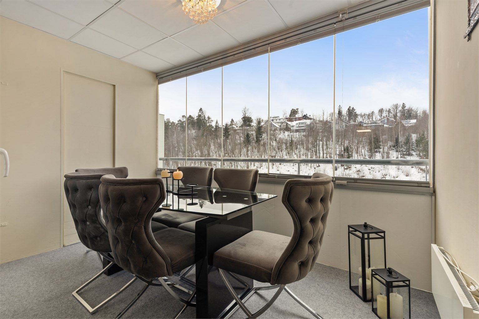 Den innglassede balkongen på 8 m² fungerer som et ekstra rom med flott utsikt.