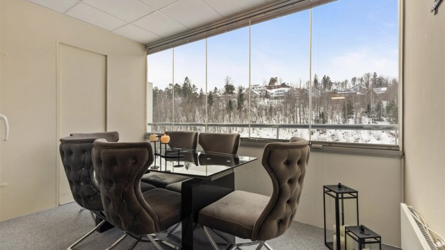 Den innglassede balkongen på 8 m² fungerer som et ekstra rom med flott utsikt.