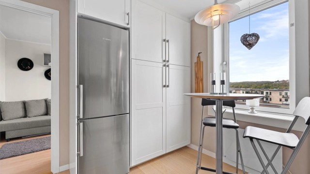 Hvitevarer på kjøkken medfølger, foruten frittstående kjøleskap/frys