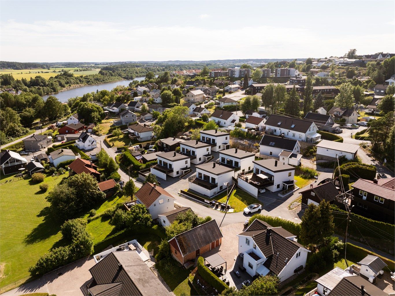 Boligen er tilbaketrukket blant både ny og veletablert bebyggelse. Gatene omkring har lite trafikk og et generelt rolig miljø.