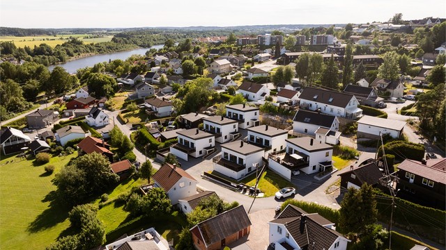 Boligen er tilbaketrukket blant både ny og veletablert bebyggelse. Gatene omkring har lite trafikk og et generelt rolig miljø.