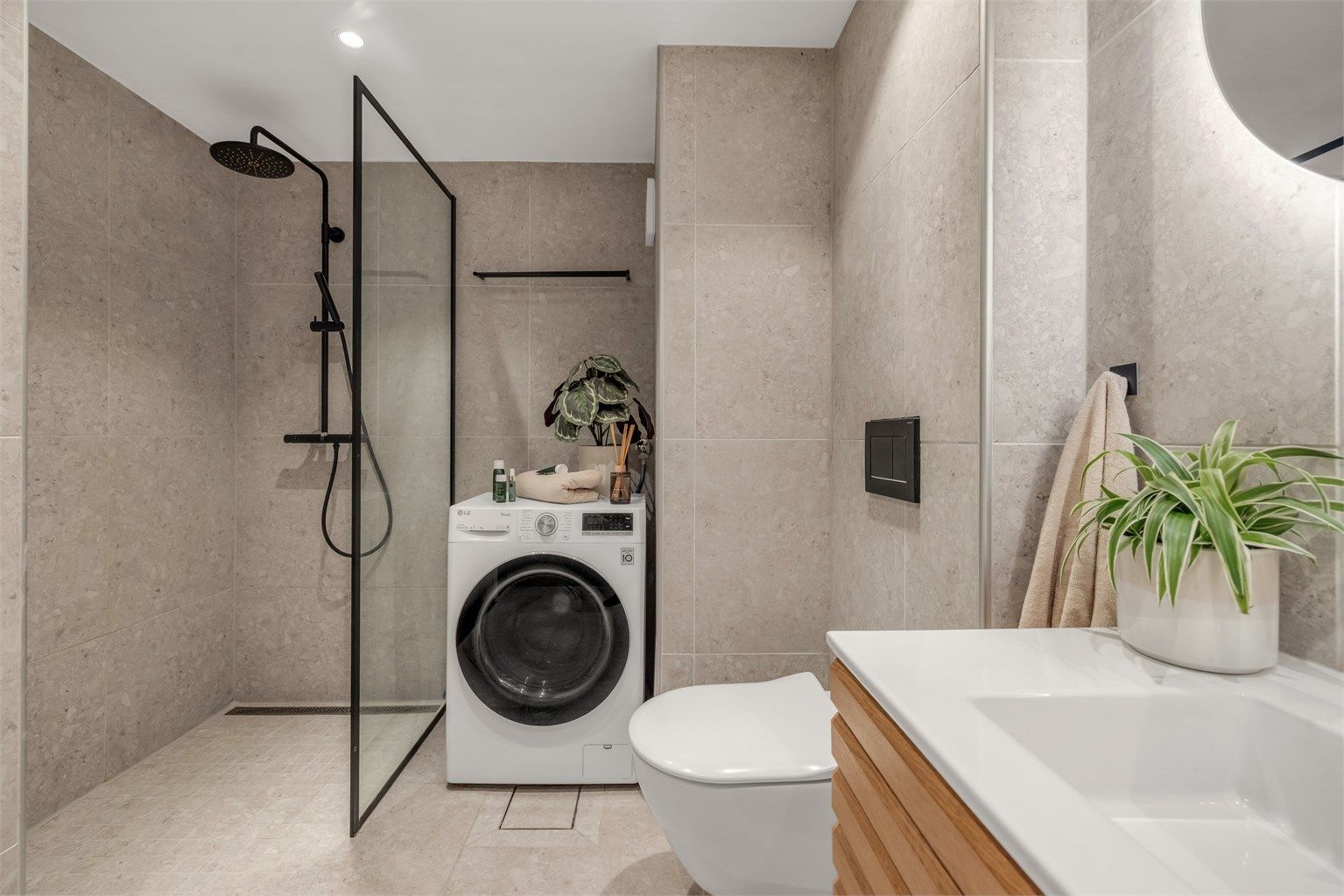 Badet ble fornyet i 2021 og fremstår som moderne og delikat. 
