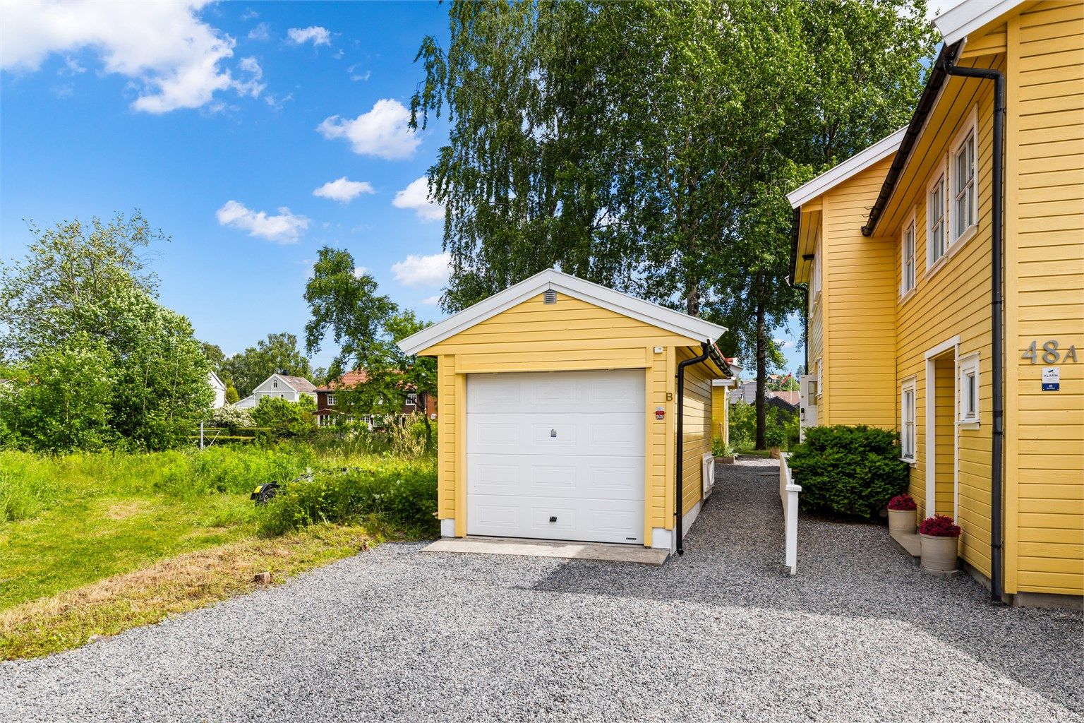 Egen garasje på 17 kvm med elbillader (fra 2022). Det er også biloppstillingsplass på gårdsplassen foran garasjen