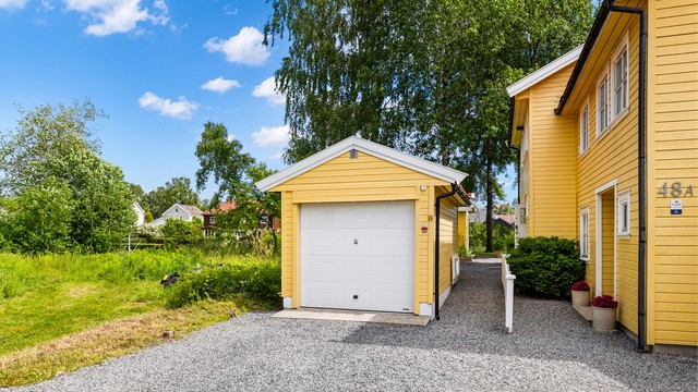 Egen garasje på 17 kvm med elbillader (fra 2022). Det er også biloppstillingsplass på gårdsplassen foran garasjen