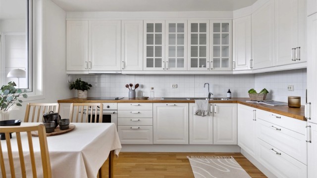 Romslig og pent kjøkken med innredning fra 2011. De profilerte frontene og benkeplaten i tre skaper et tidløst uttrykk, samtidig som layouten gir gode arbeidsforhold.