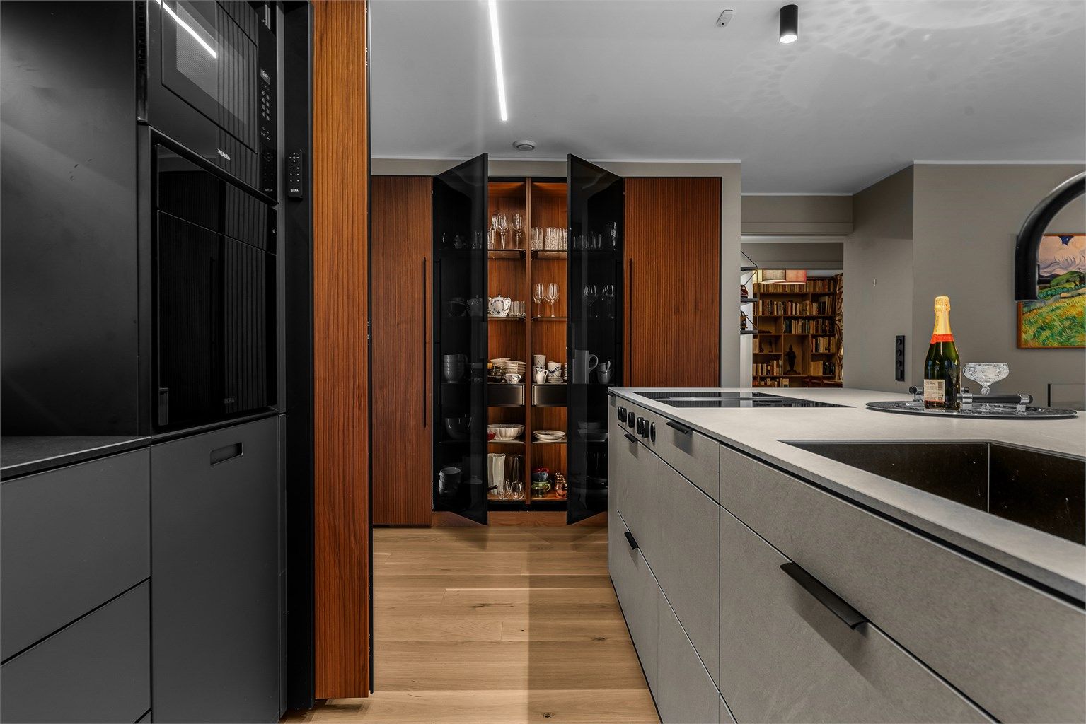 Kjøkkenet har rikelig med skap- og benkeplass, mens innredningen gir et rent og estetisk uttrykk