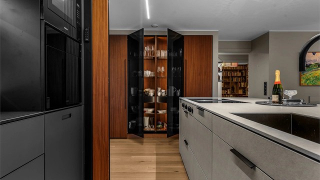 Kjøkkenet har rikelig med skap- og benkeplass, mens innredningen gir et rent og estetisk uttrykk