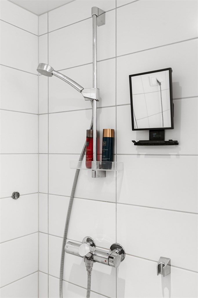 Badet er en prefabrikkert modul fra byggeåret med rør-i-rør-system.
