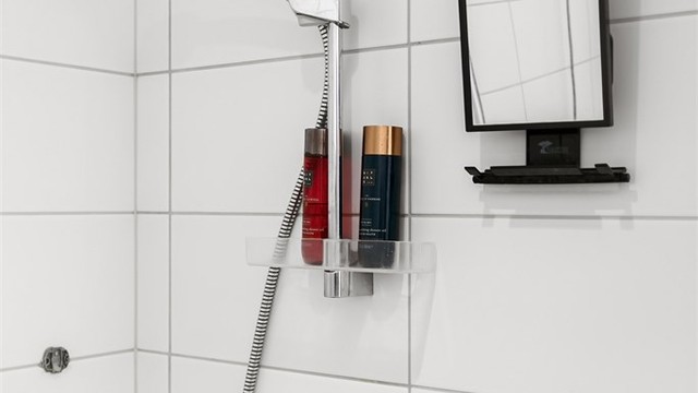 Badet er en prefabrikkert modul fra byggeåret med rør-i-rør-system.