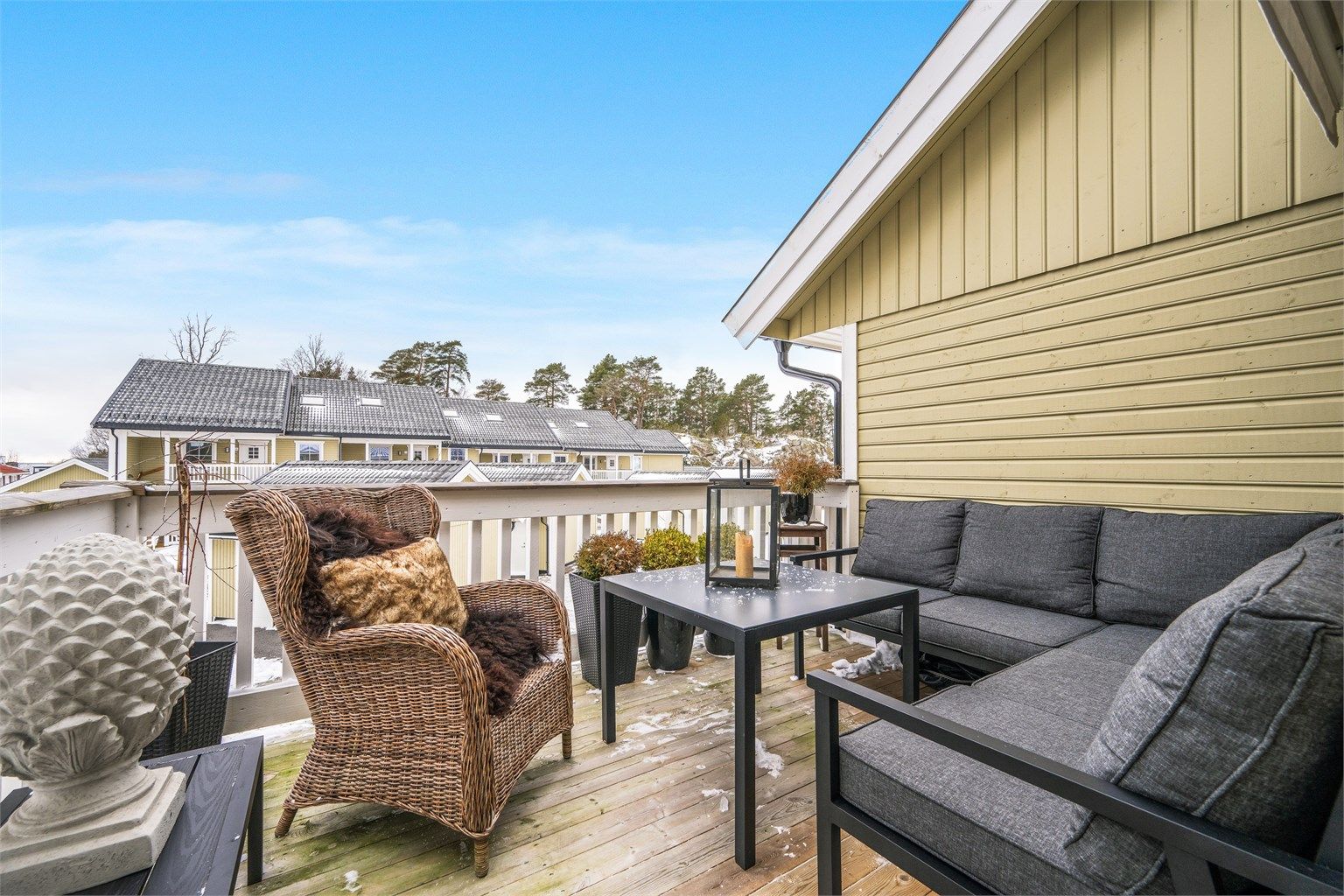 Lys, moderne og lekker toppleilighet over 2 plan fra 2022. 3 soverom, 2 bad, carport og solfylt balkong! 