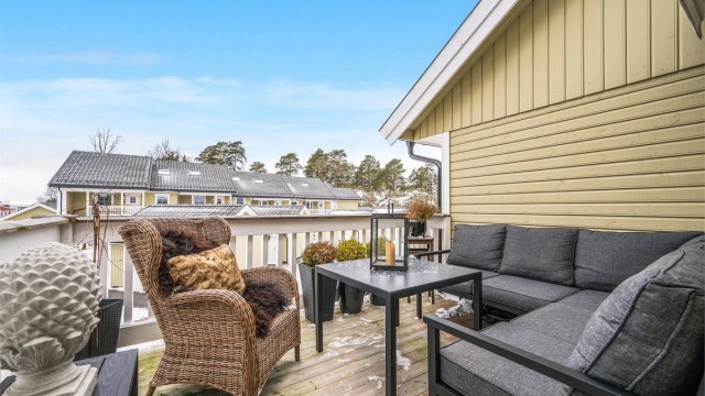 Lys, moderne og lekker toppleilighet over 2 plan fra 2022. 3 soverom, 2 bad, carport og solfylt balkong!