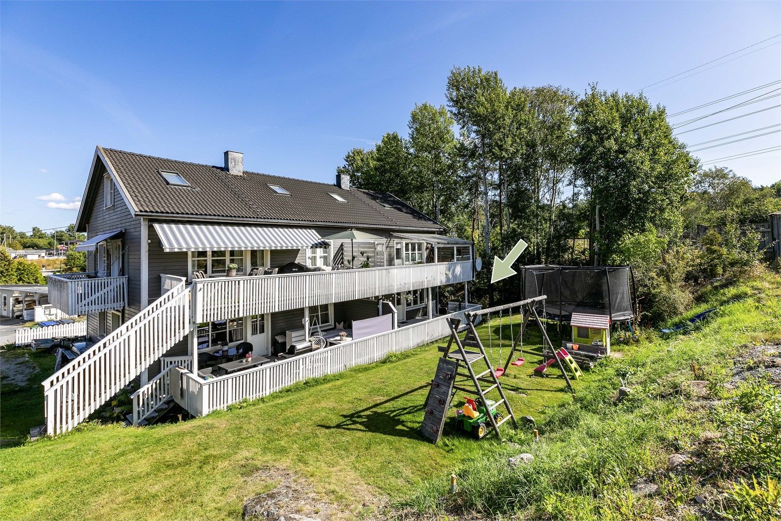 Leiligheten inngår i første etasje av sameiet Storenga 11 og har i tillegg en underetasje med 43 kvm. BRA som er godkjent bruksendret.