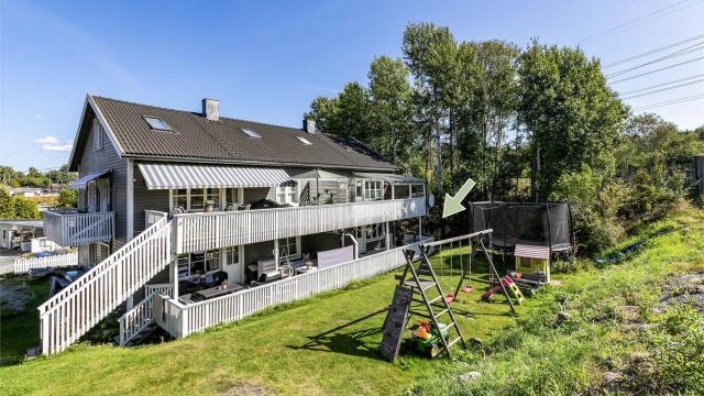 Leiligheten inngår i første etasje av sameiet Storenga 11 og har i tillegg en underetasje med 43 kvm. BRA som er godkjent bruksendret.