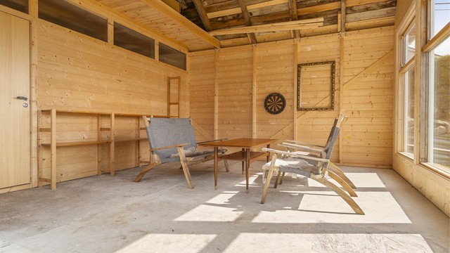 Uthuset består av et åpent rom med boder i bakkant, samt oppbevaringsplass på hems