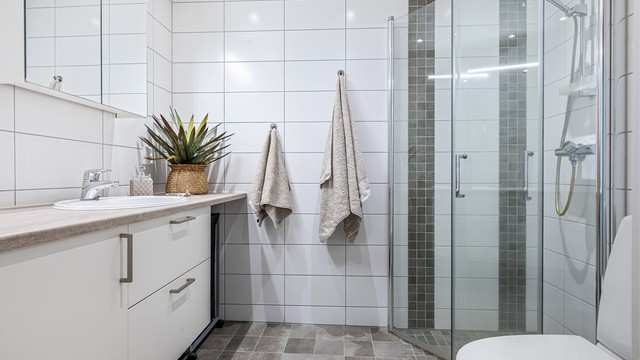 Det andre badet har også flislagt gulv med gulvvarme samt flislagte vegger.