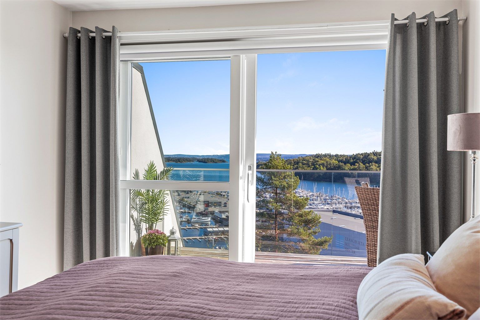 Fra hovedsoverommet er det direkte utgang til balkong med vid fjordutsikt.