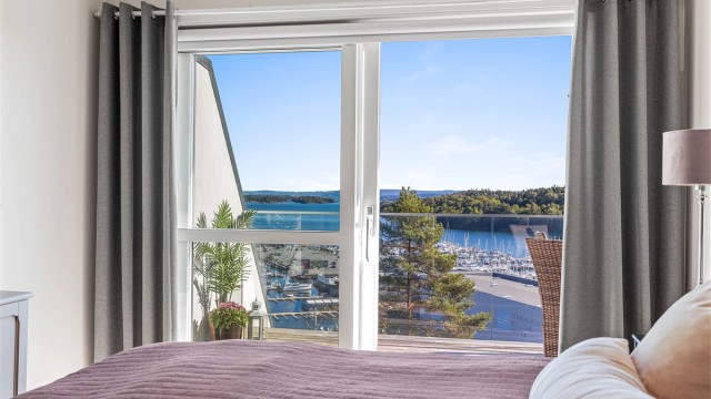 Fra hovedsoverommet er det direkte utgang til balkong med vid fjordutsikt.