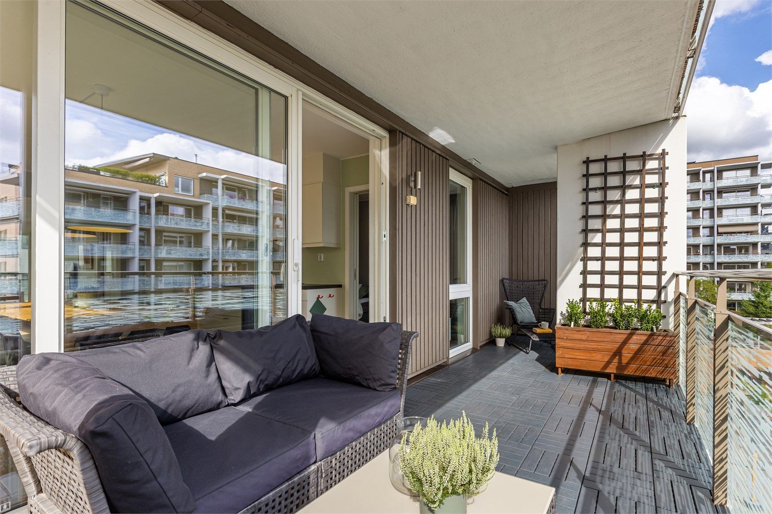 Balkongen vender mot sydøst og er på hele 13.5 kvm, med god plass til sofagruppe