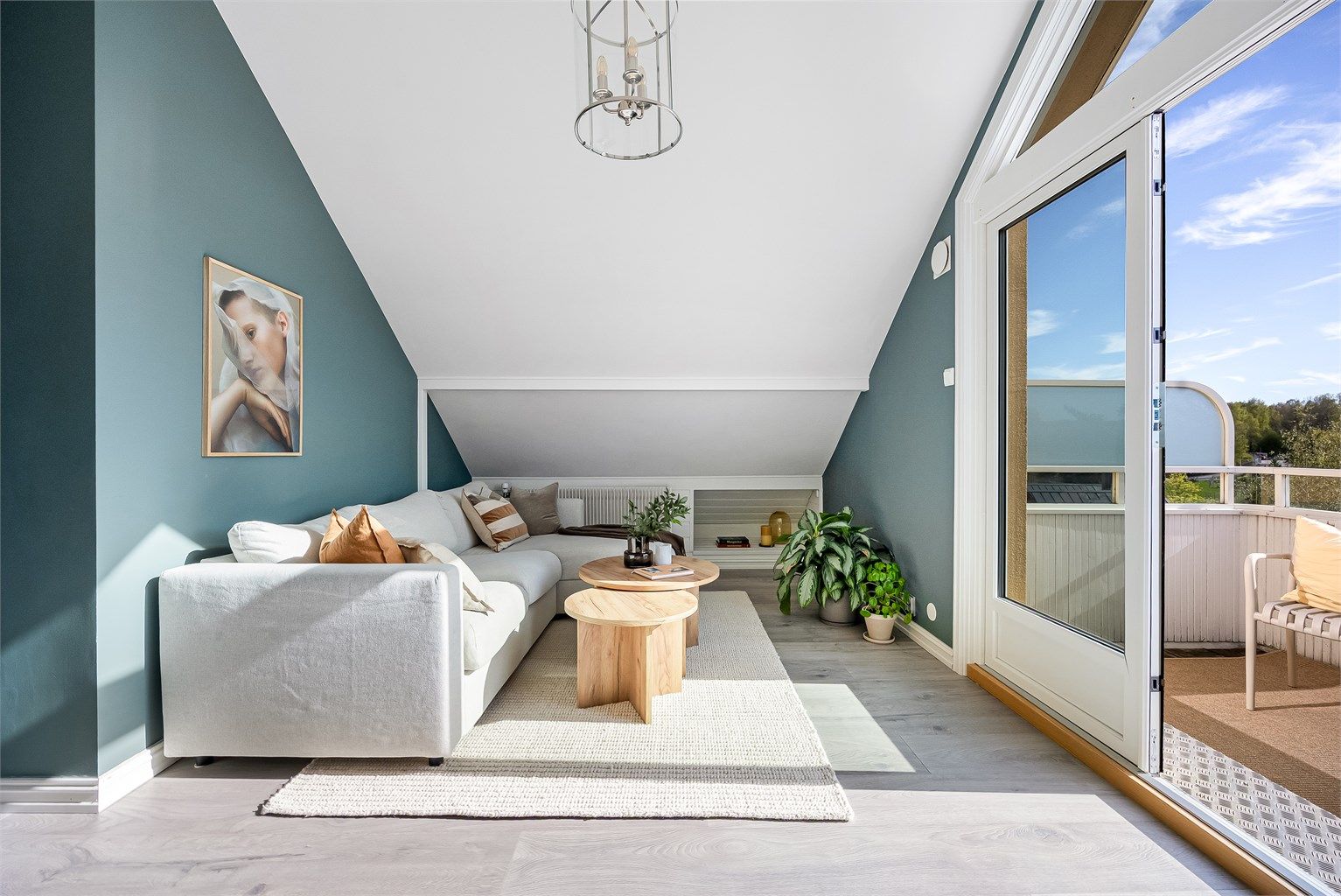 Dette er en meget lys og delikat loftsleilighet med attraktiv og idyllisk beliggenhet på Røa/Huseby. Foto: Marit Andersen.