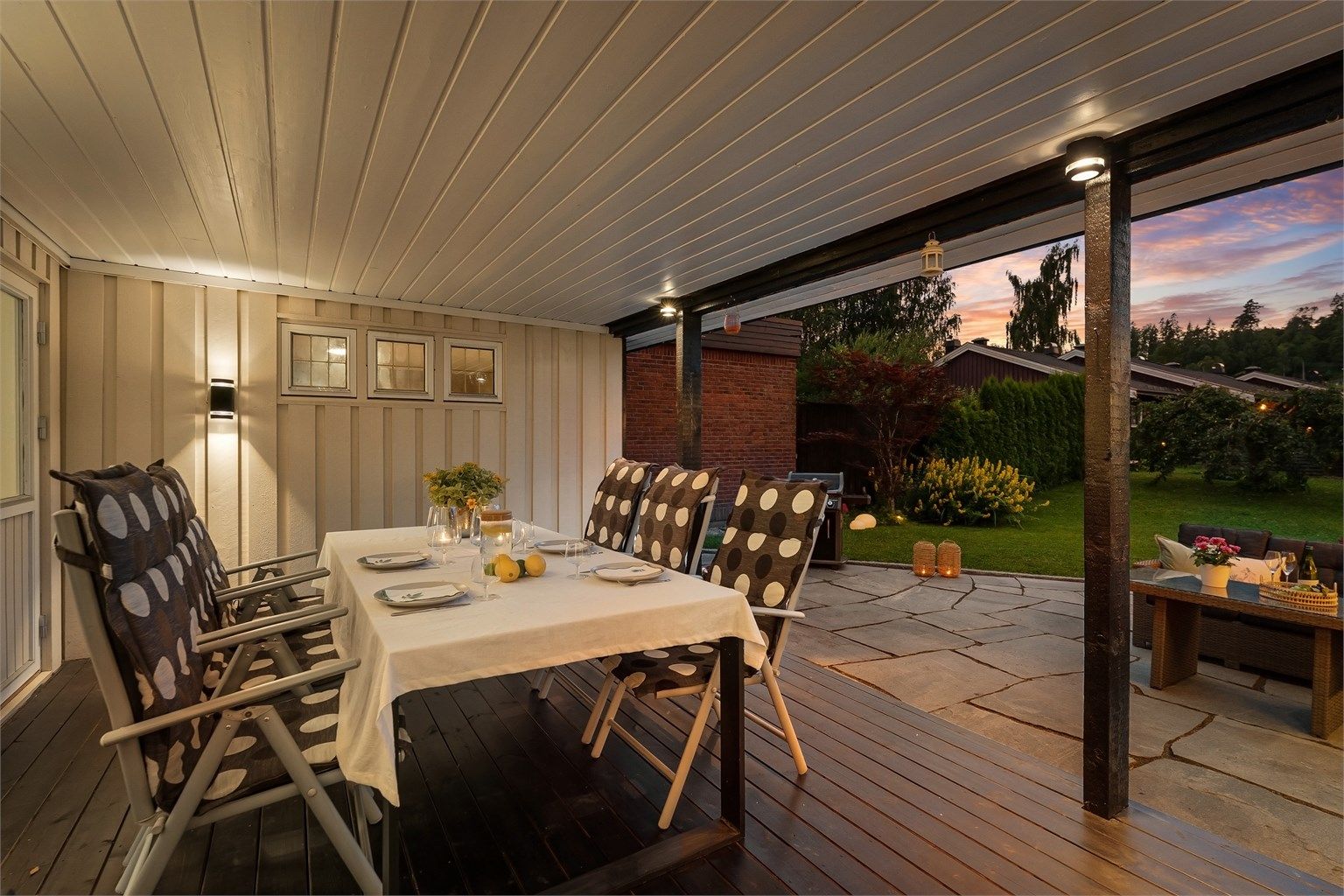 Den overbygde terrassen på 17 m² er en lun og hyggelig plass å nyte sene sommerkvelder.