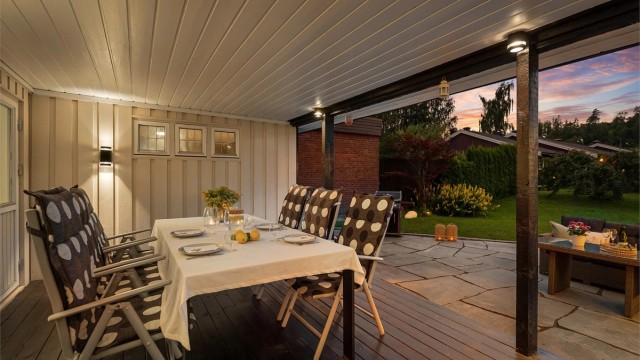 Den overbygde terrassen på 17 m² er en lun og hyggelig plass å nyte sene sommerkvelder.