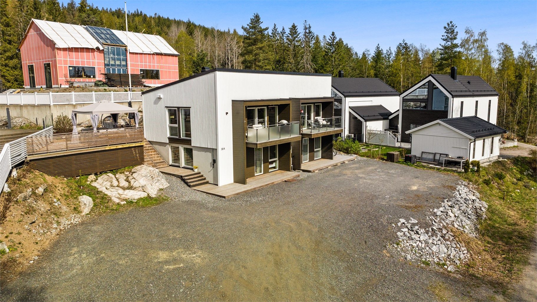 Velkommen til Åskammen 30A! En ny og moderne halvpart av en tomannsbolig fra 2024, beliggende på det attraktive og barnevennlige Vardefjellet.