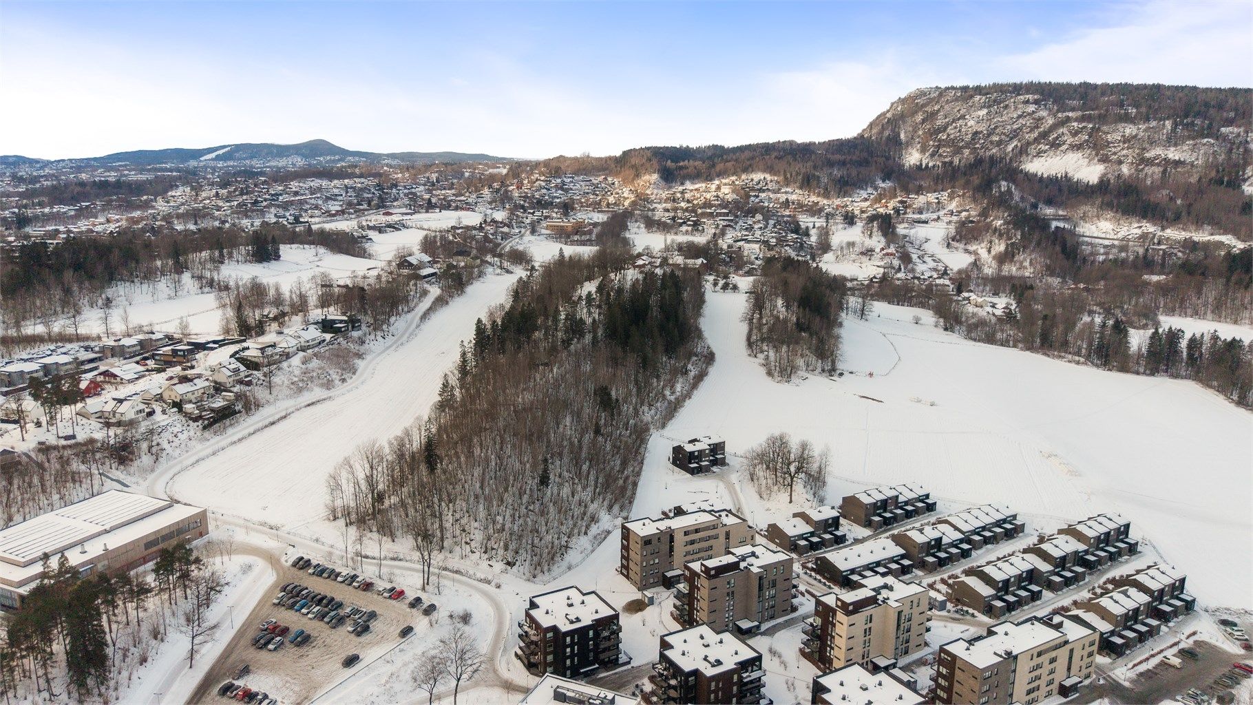 Nærheten til Oslo gjør området populært blant pendlere, samtidig som det gir en tilbaketrukket og mer landlig følelse enn de sentrale bydelene.