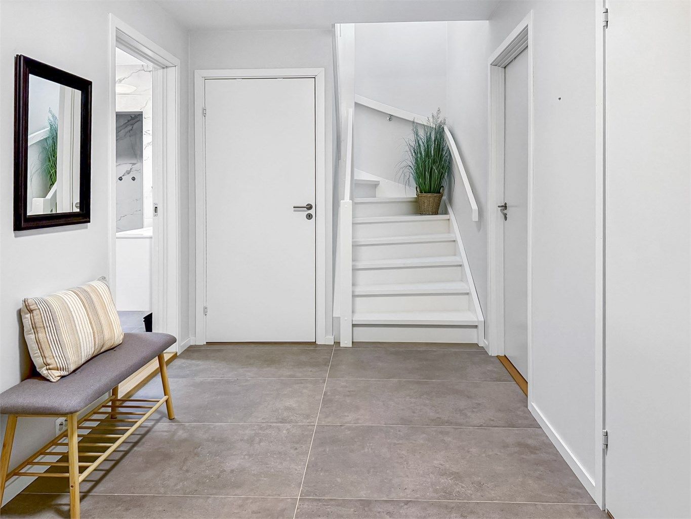 Under trappen er det en praktisk bod.