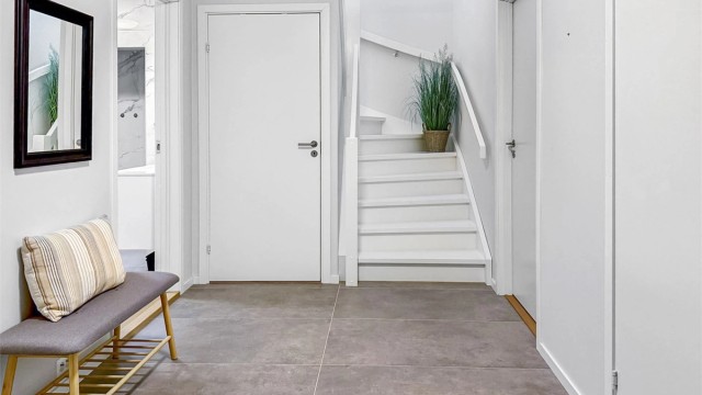 Under trappen er det en praktisk bod.