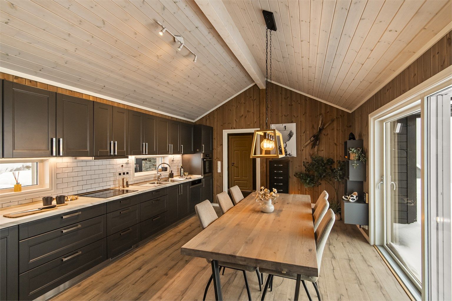 Kjøkken/allrom med god plass til spisestuen